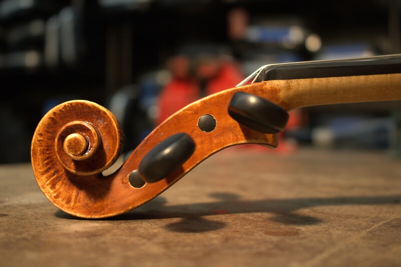 Side view of a Guarneri model violin scroll